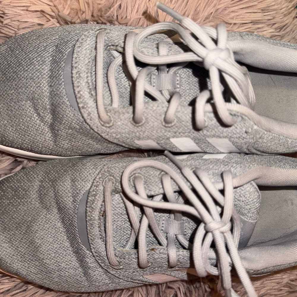 Adidas cloud Gray Women’s Size 9 Sneakers Great Condition!